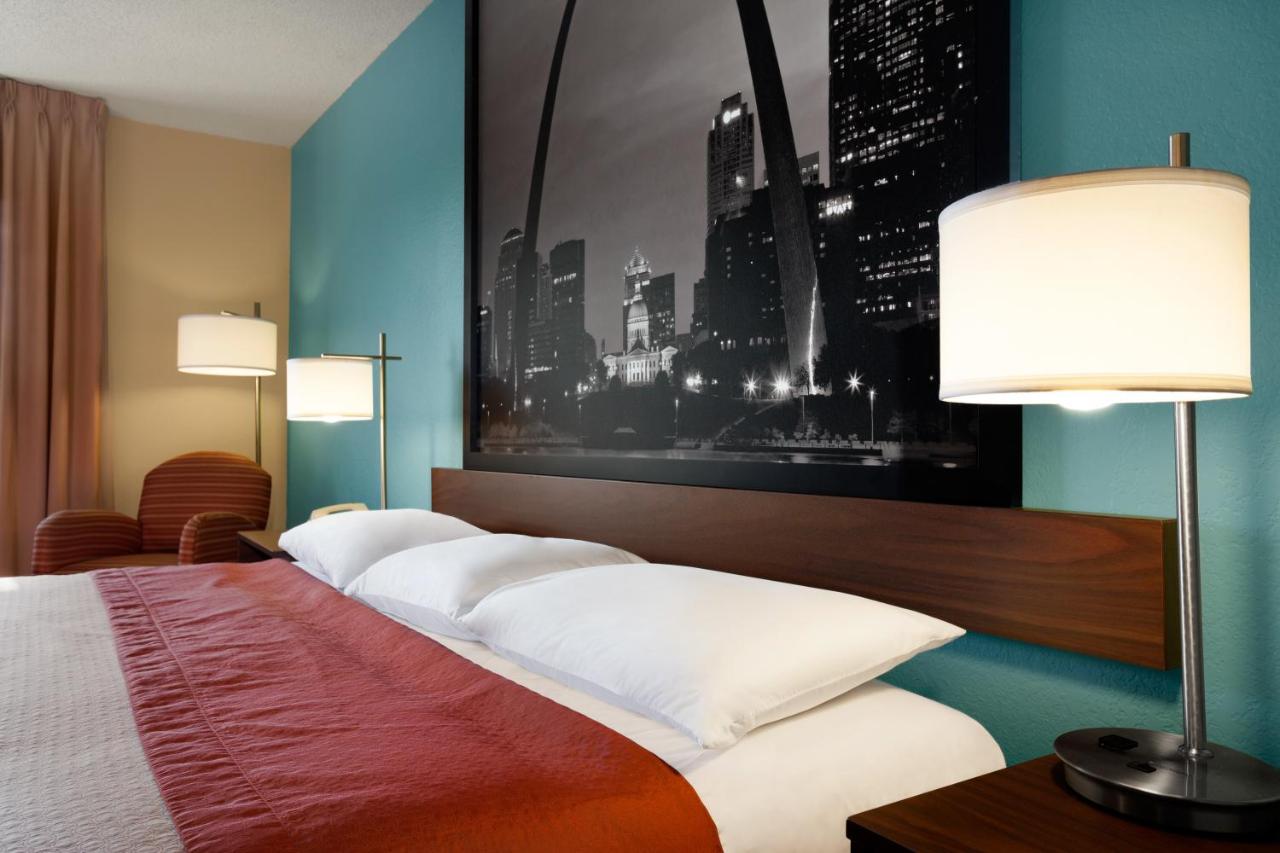 King Suite - Non-Smoking at Super 8 by Wyndham Collinsville St. Louis