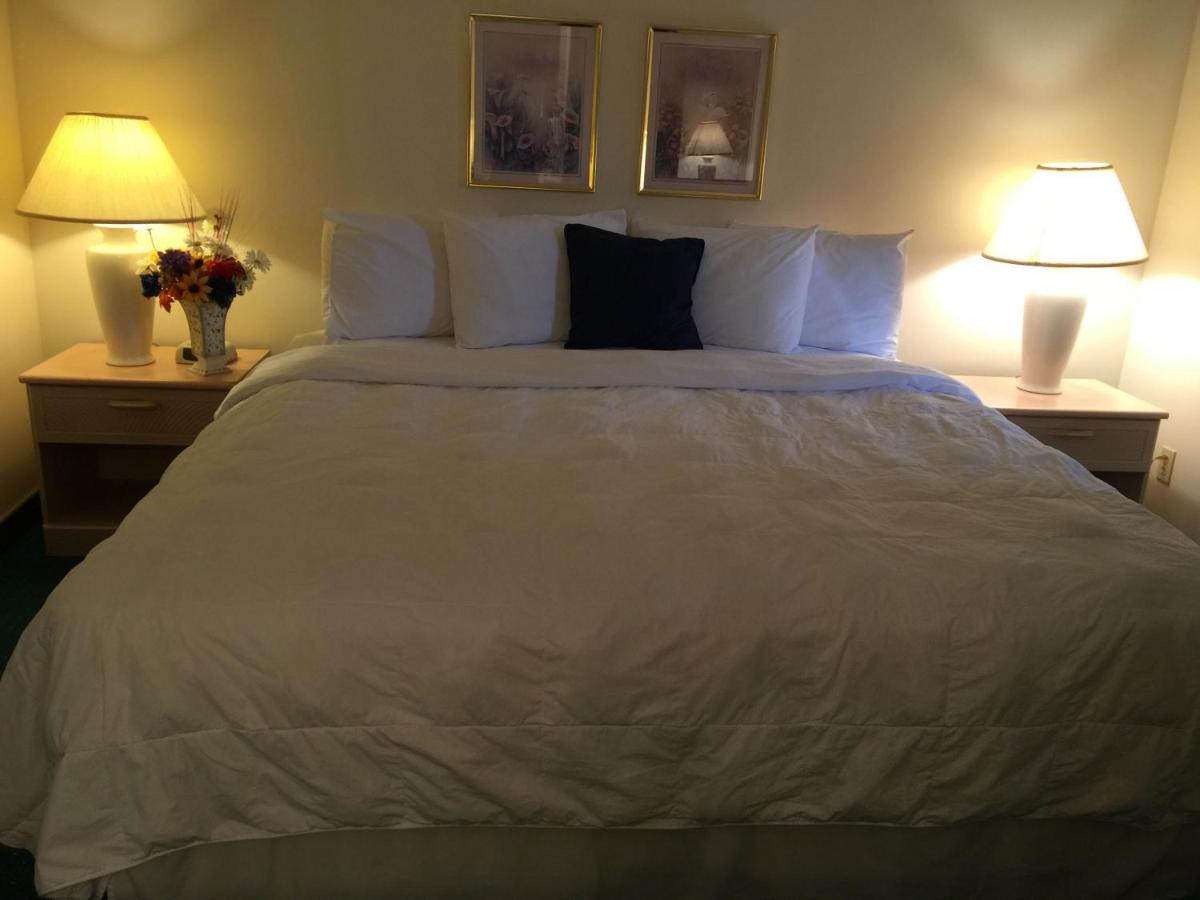 King Room at Americas Best Value Inn & Suites Bluffton