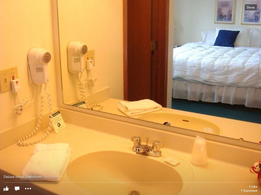 King Room at Americas Best Value Inn & Suites Bluffton