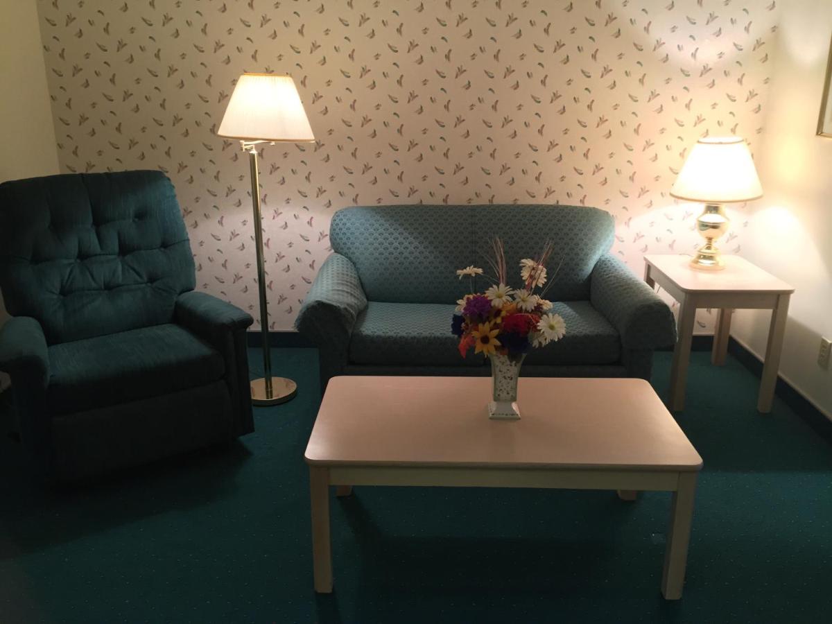 Deluxe King Suite at Americas Best Value Inn & Suites Bluffton
