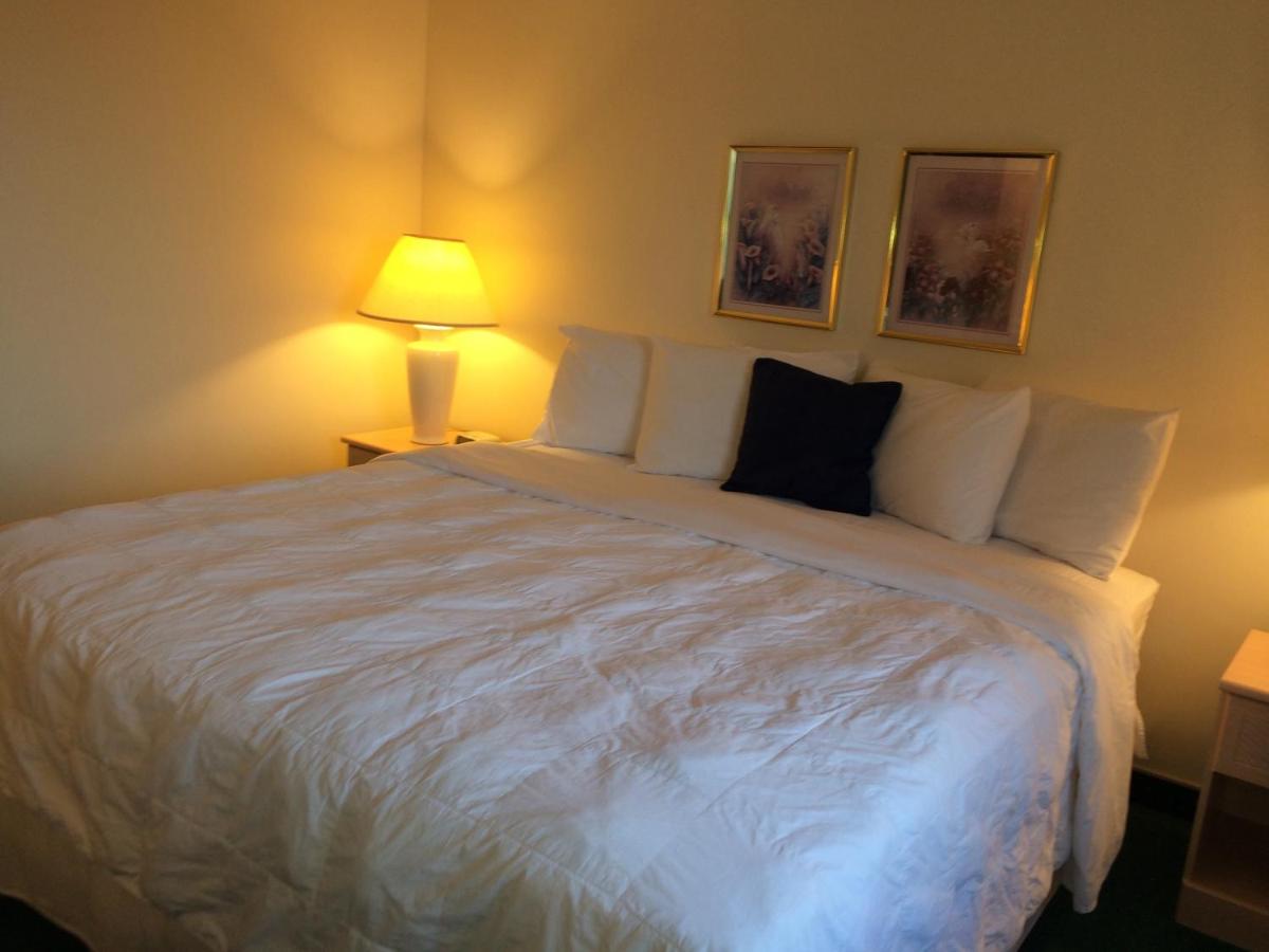 Deluxe King Suite at Americas Best Value Inn & Suites Bluffton