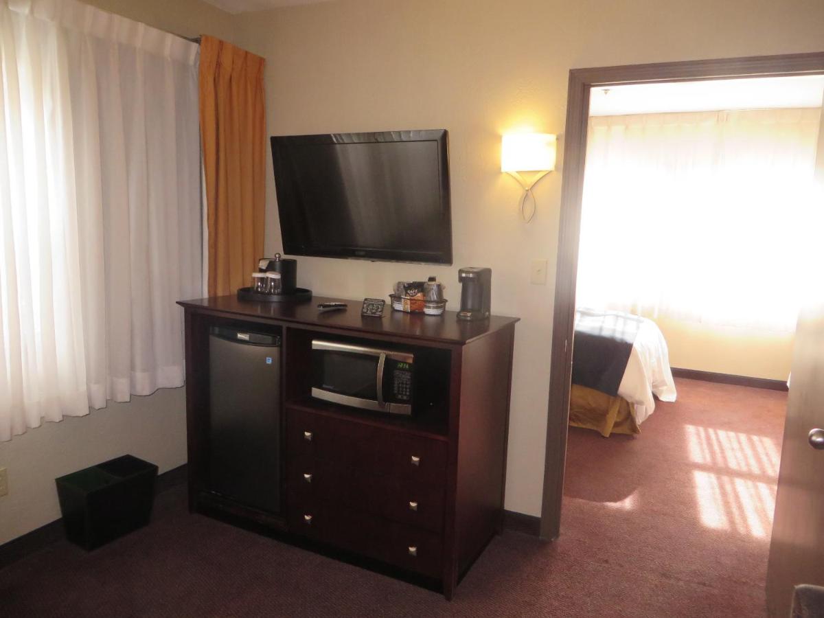 Double Suite at Ivy Court Inn & Suites