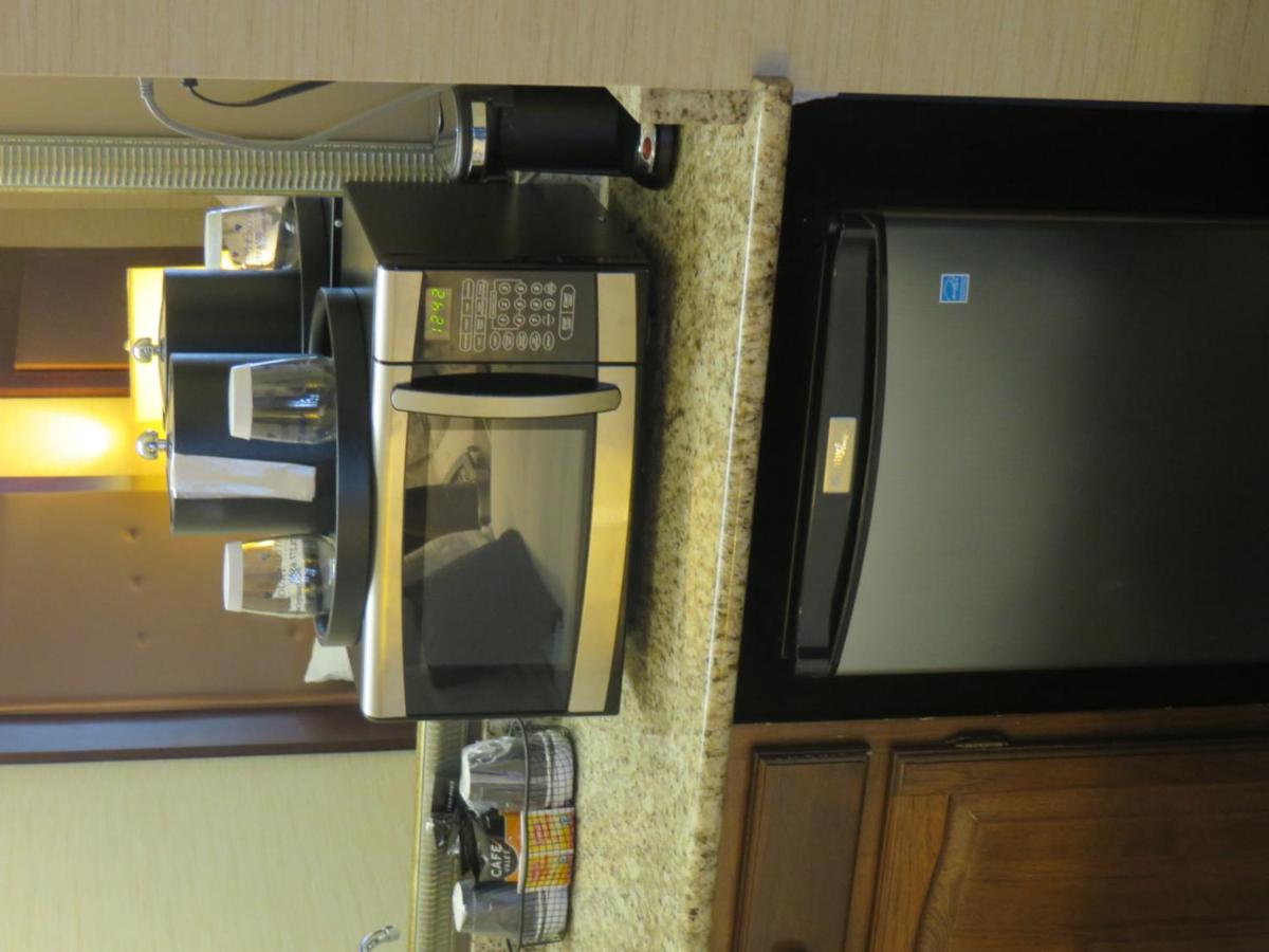 King Suite at Ivy Court Inn & Suites