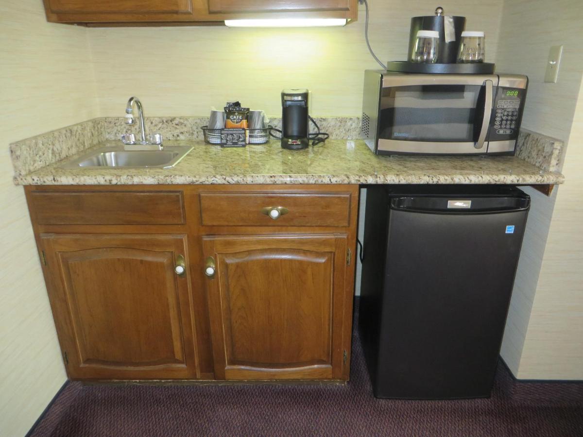 King Suite at Ivy Court Inn & Suites