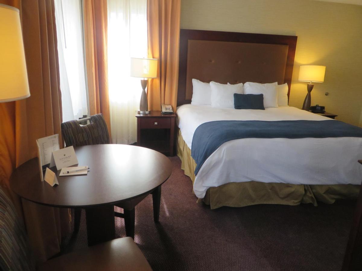 King Suite at Ivy Court Inn & Suites