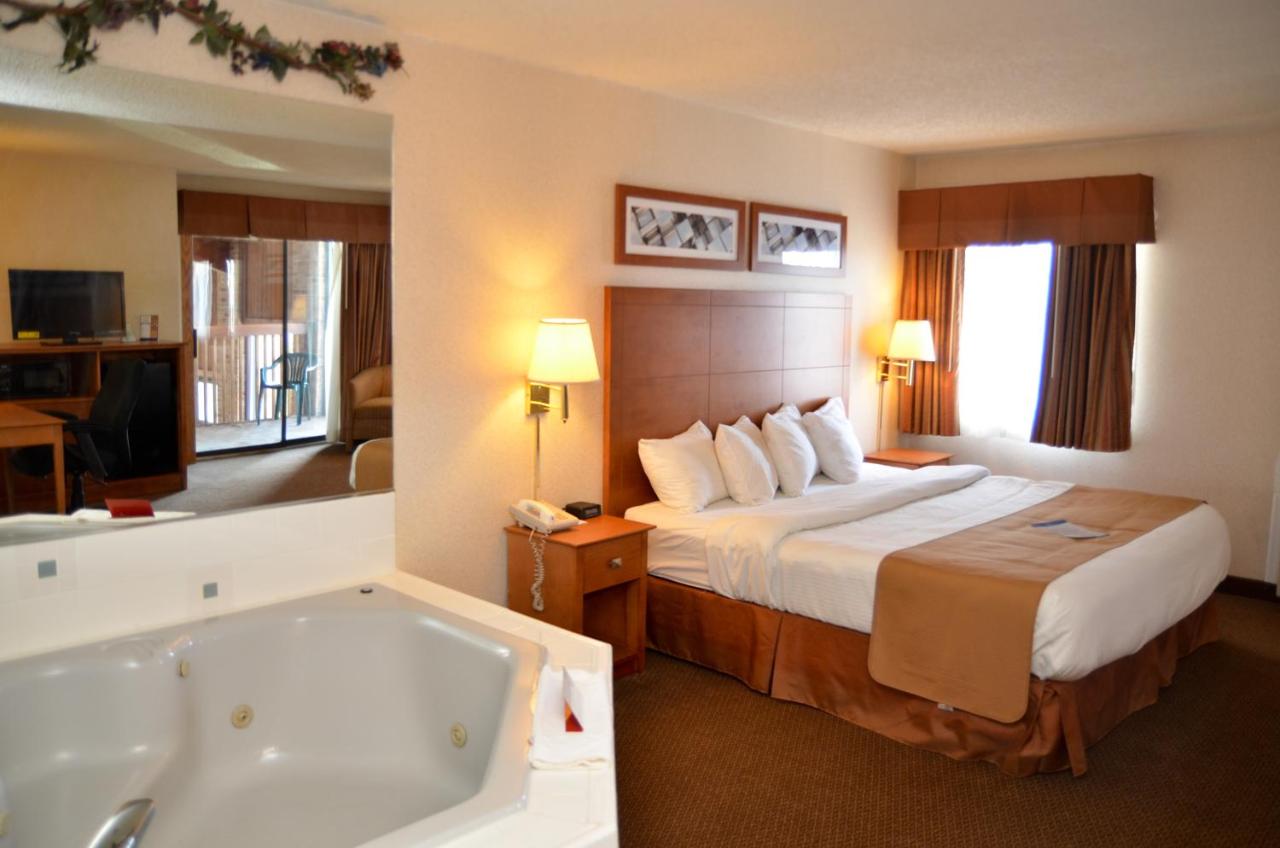 Deluxe King Suite at Baymont by Wyndham Port Huron