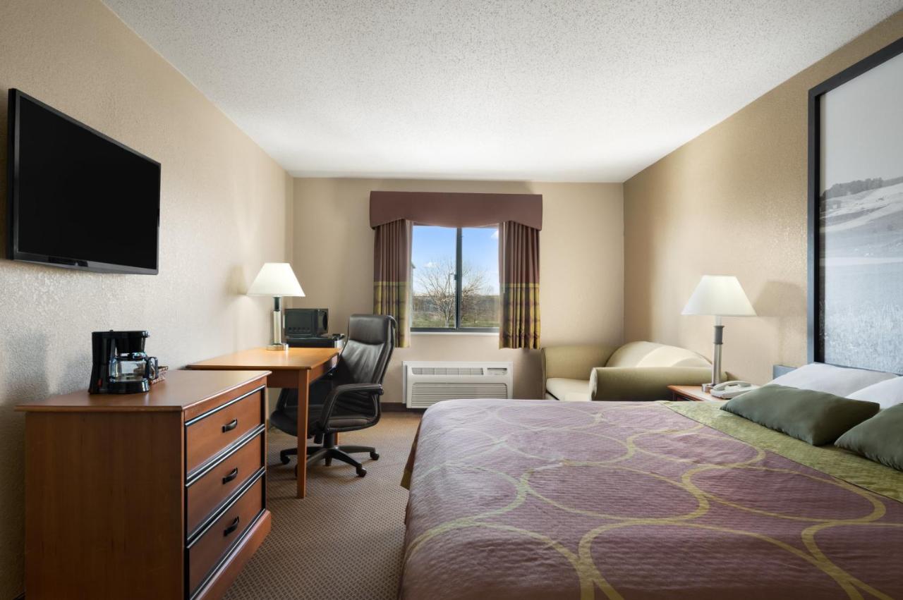 King Room - Non-Smoking at Super 8 by Wyndham Green Bay I-43 Bus. Park
