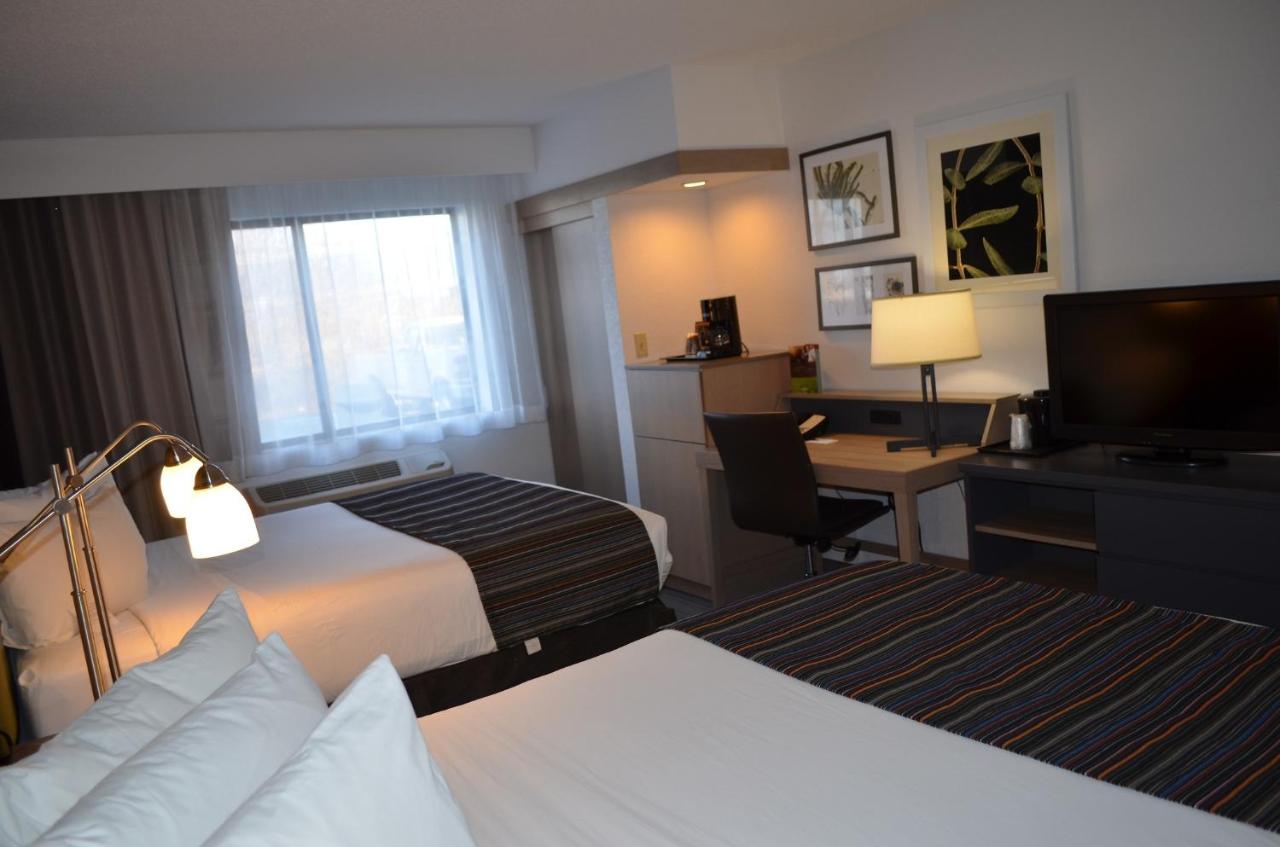 Queen Room - Accessible/Non-Smoking at Country Inn & Suites by Radisson, Frederick, MD