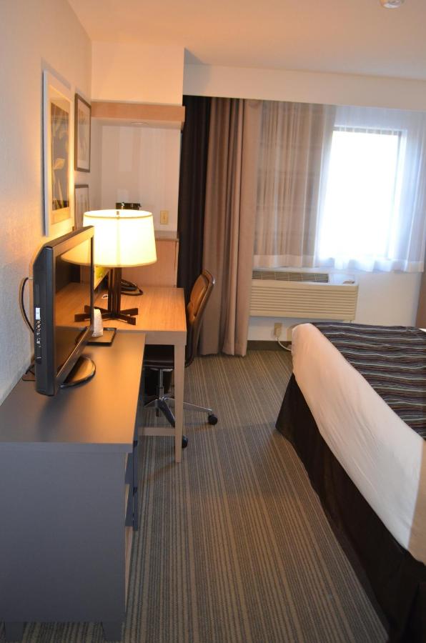 King Room with Roll-in Shower - Disability Access/Non-Smoking at Country Inn & Suites by Radisson, Frederick, MD
