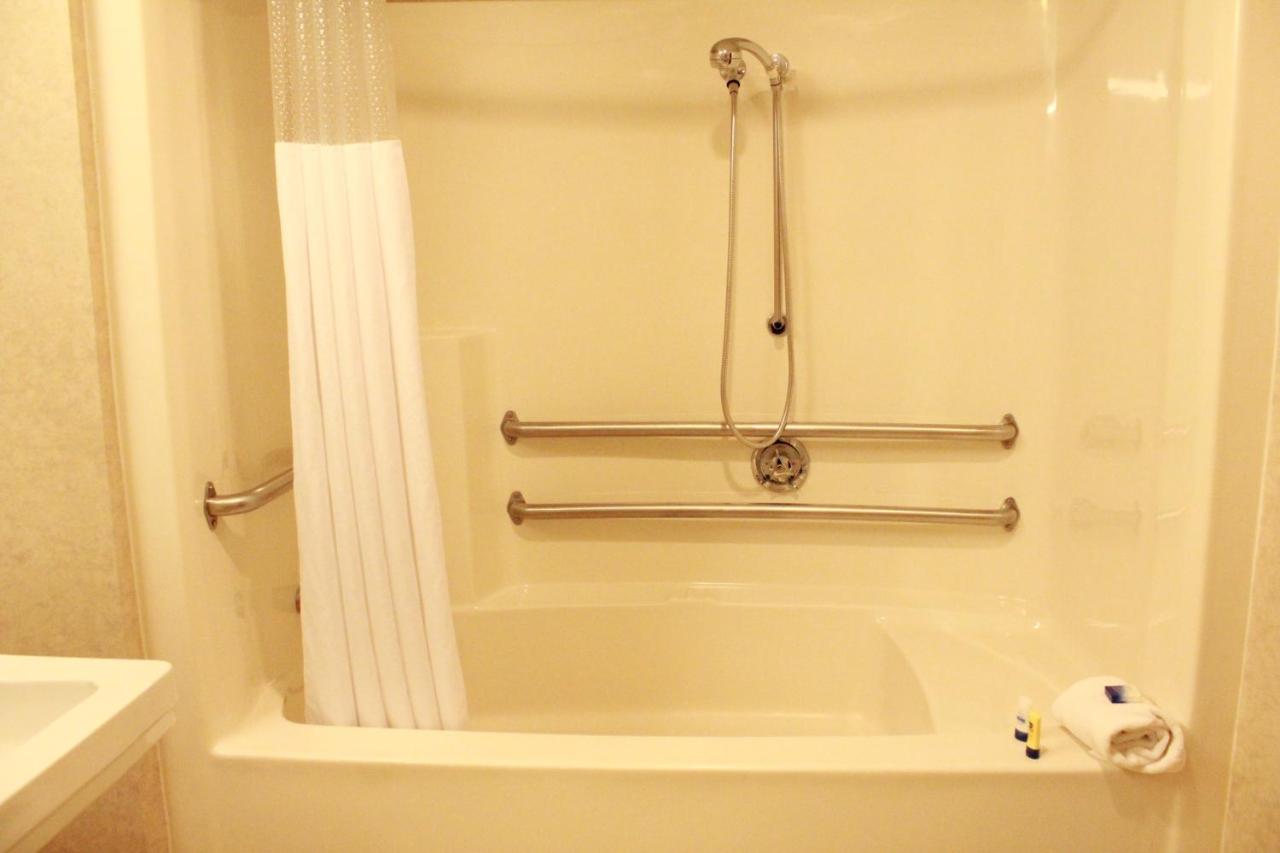Queen Room - Disability Access Tub - Non-Smoking at Best Western Merrimack Valley