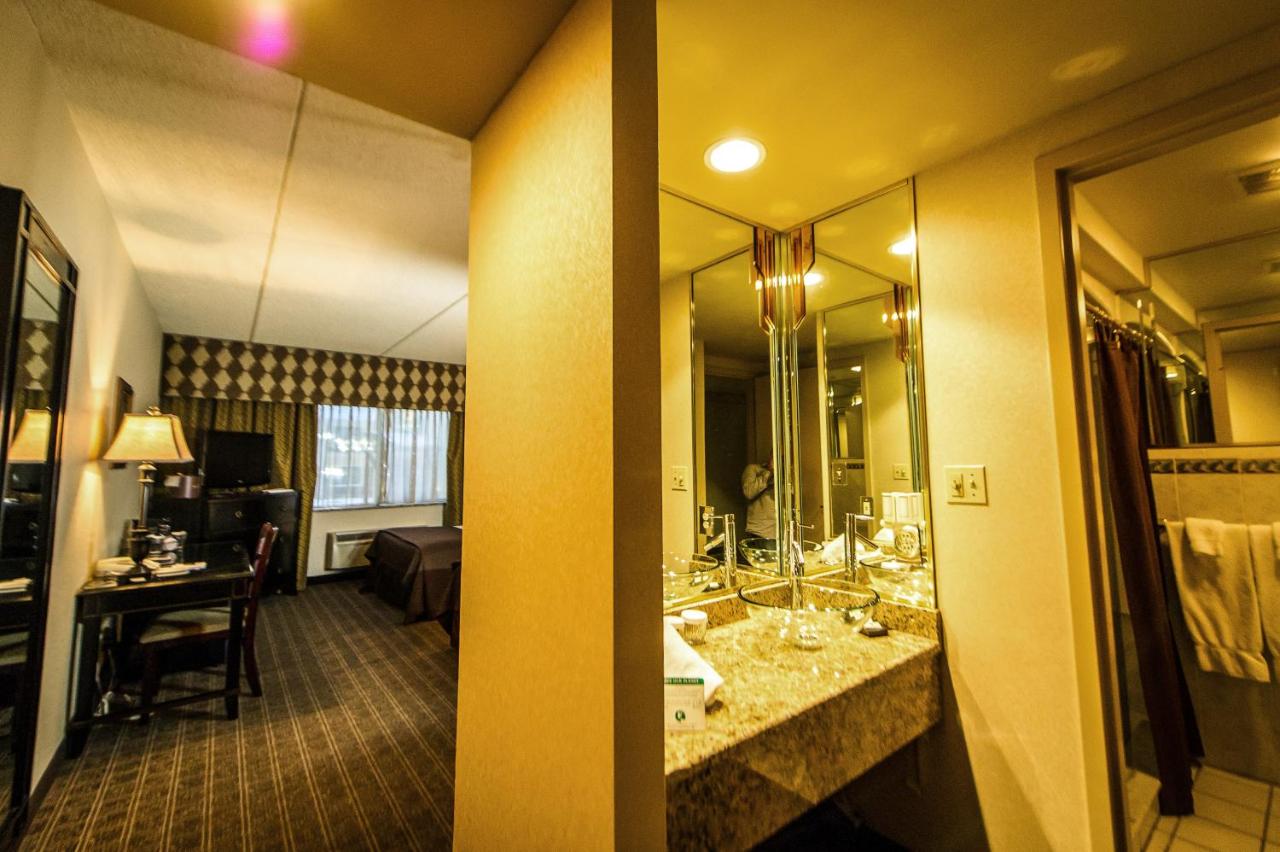 Queen Room with Two Queen Beds - Non-Smoking at Garden Place Hotel
