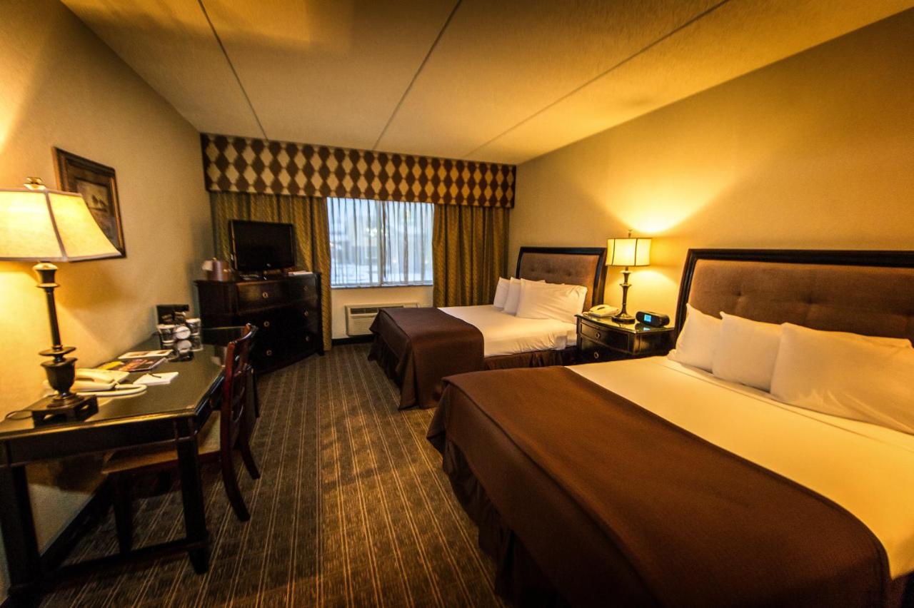 Queen Room with Two Queen Beds - Non-Smoking at Garden Place Hotel