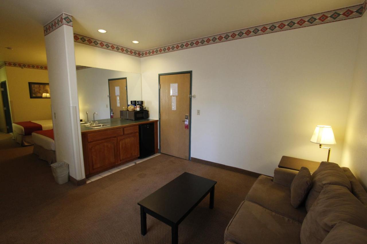 Studio Suite with Two Queen Beds - Non-Smoking at Ramada by Wyndham Williams/Grand Canyon Area