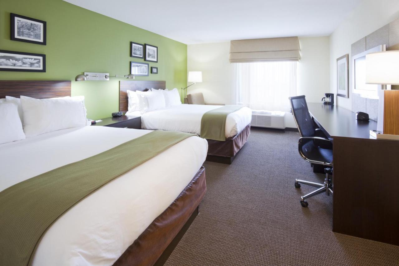 Queen Room with Two Queen Beds at Holiday Inn Express Hotel & Suites Rogers by IHG