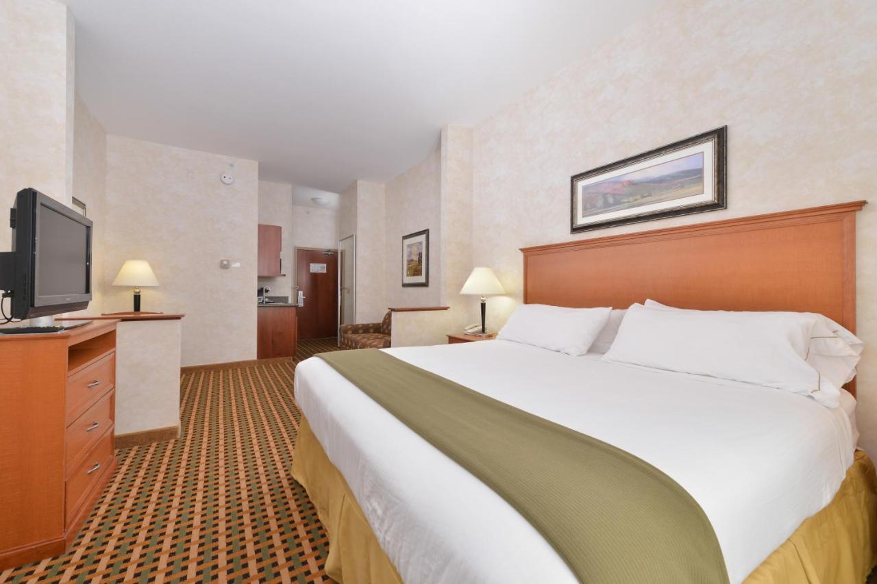 King Room - Disability Access/Non-Smoking at Holiday Inn Express Rawlins by IHG