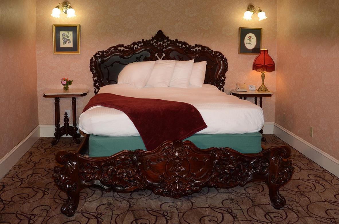 Parlor Suite at Water Street Inn