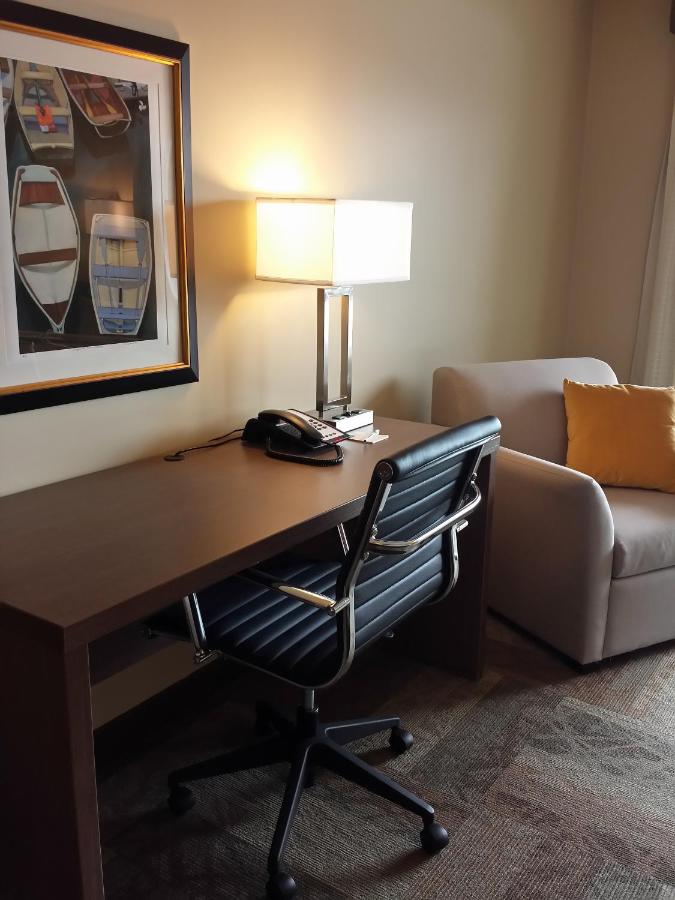Deluxe King Room with Balcony and Sea View at Belfast Harbor Inn