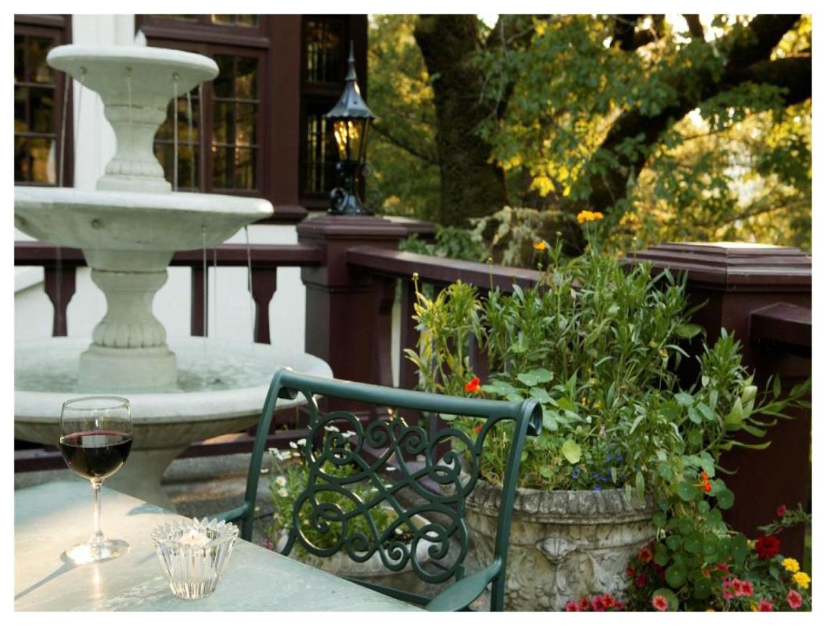 Terrace King Room at Benbow Historic Inn