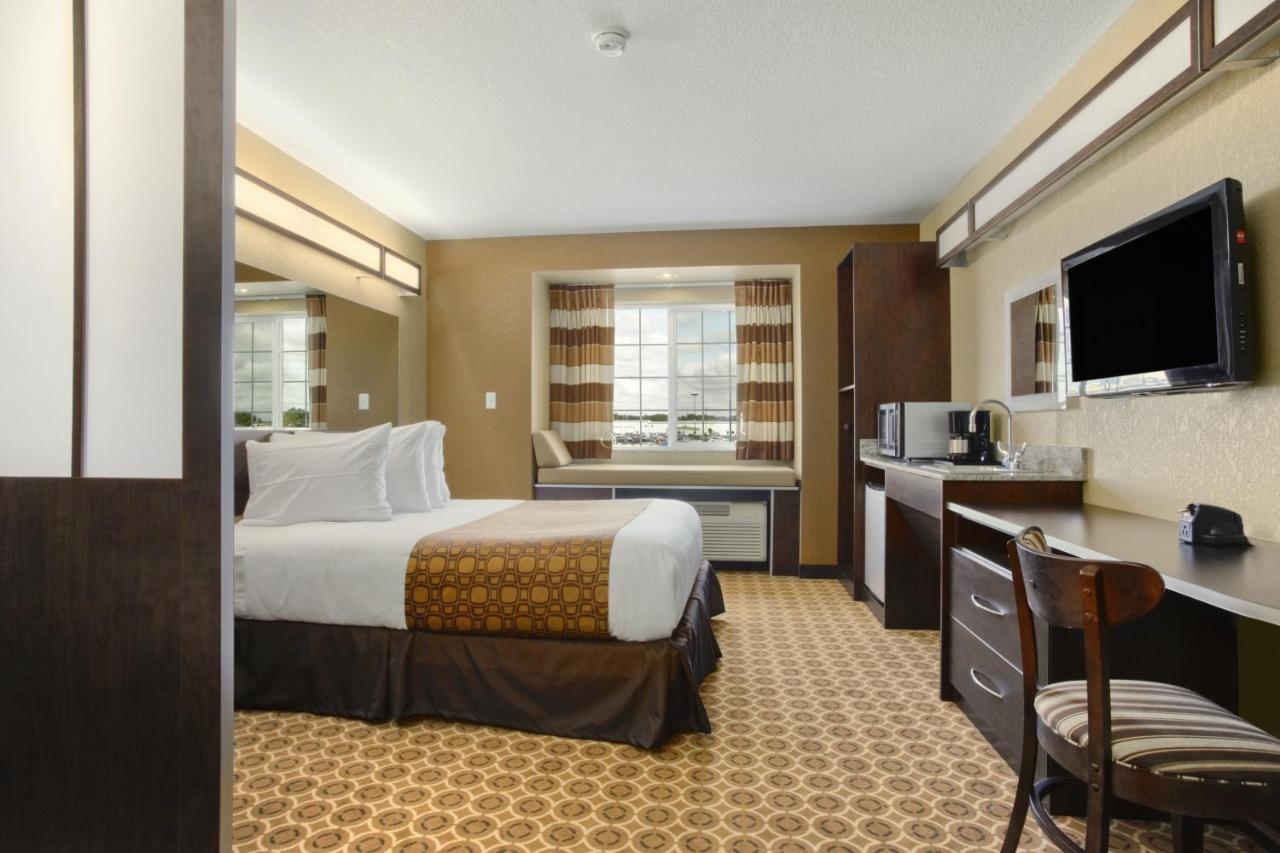 Queen Suite - Non-Smoking at Microtel Inn & Suites by Wyndham Williston