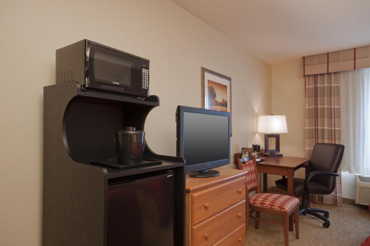 King Suite with Sofa Bed at Country Inn & Suites by Radisson, Davenport - Quad Cities