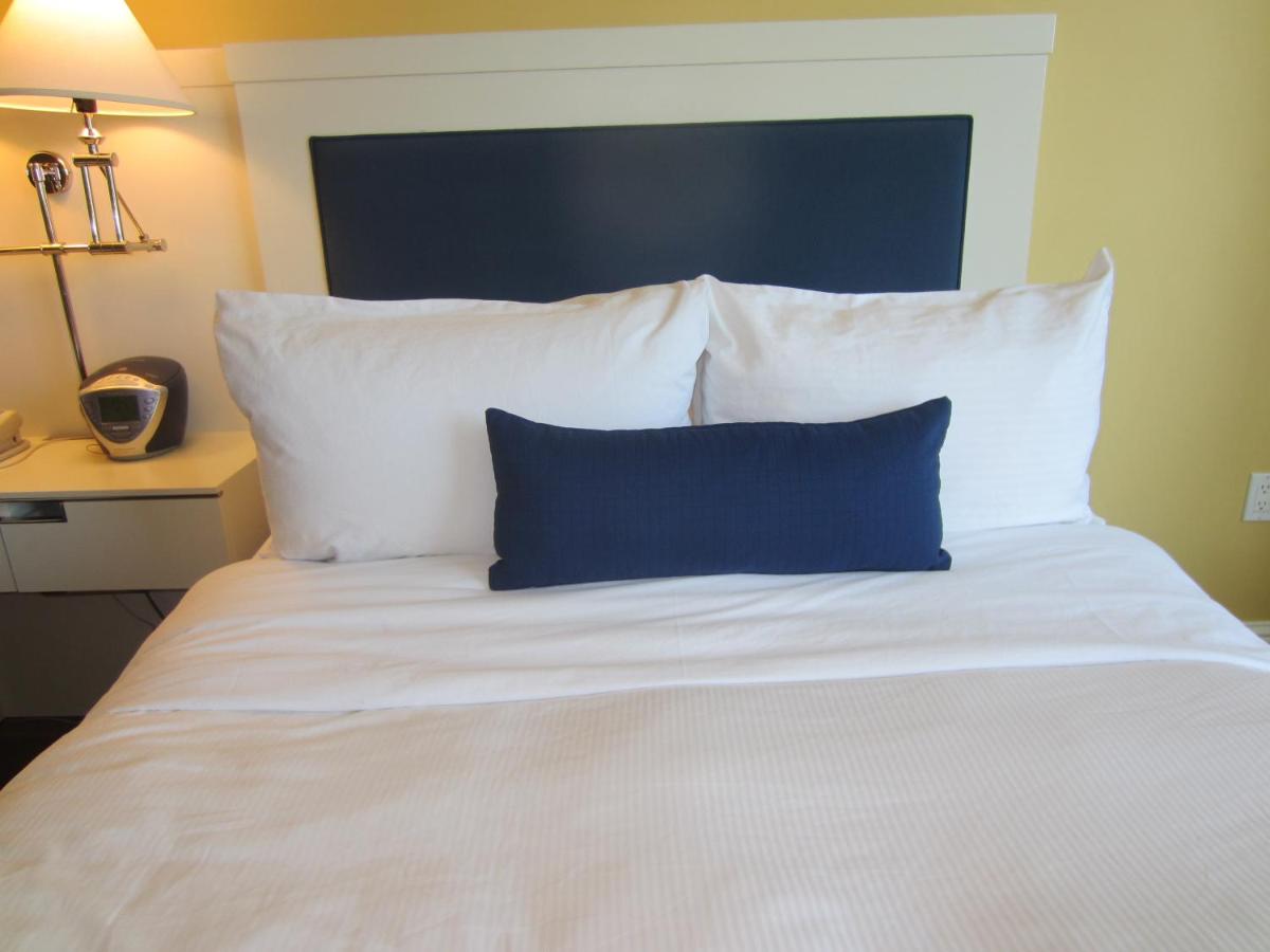 Deluxe Double Room with Two Double Beds at University Plaza Waterfront Hotel