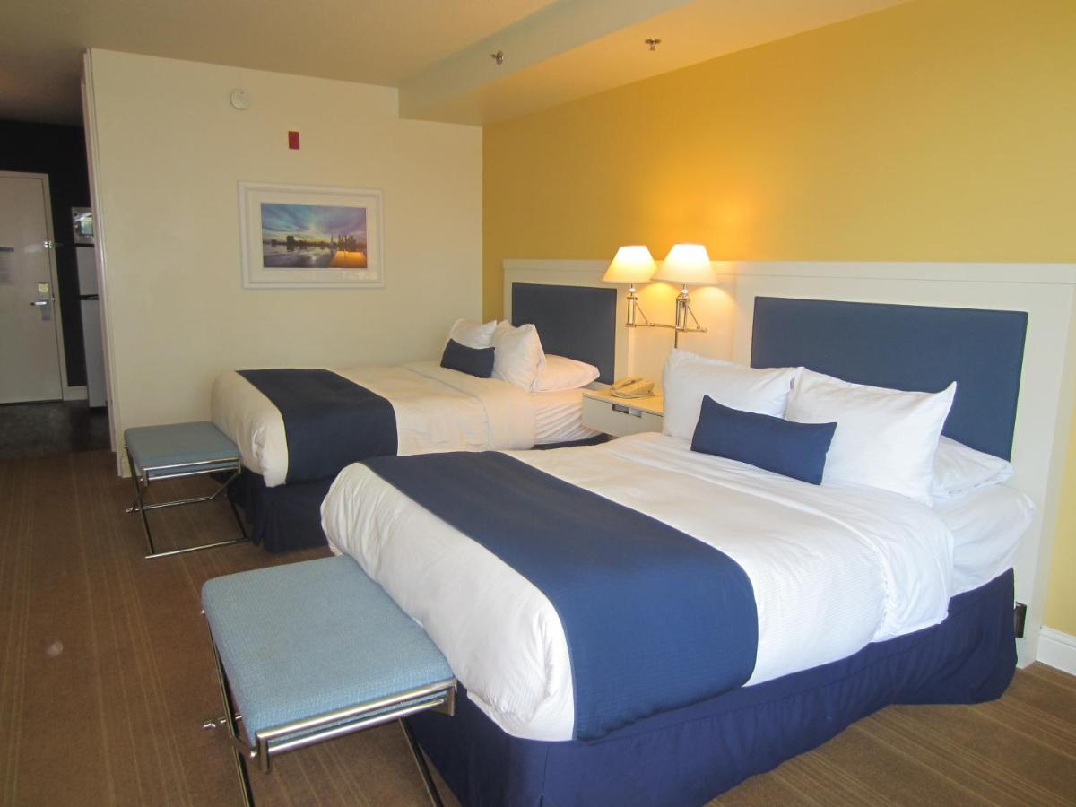 Deluxe Double Room with Two Double Beds at University Plaza Waterfront Hotel