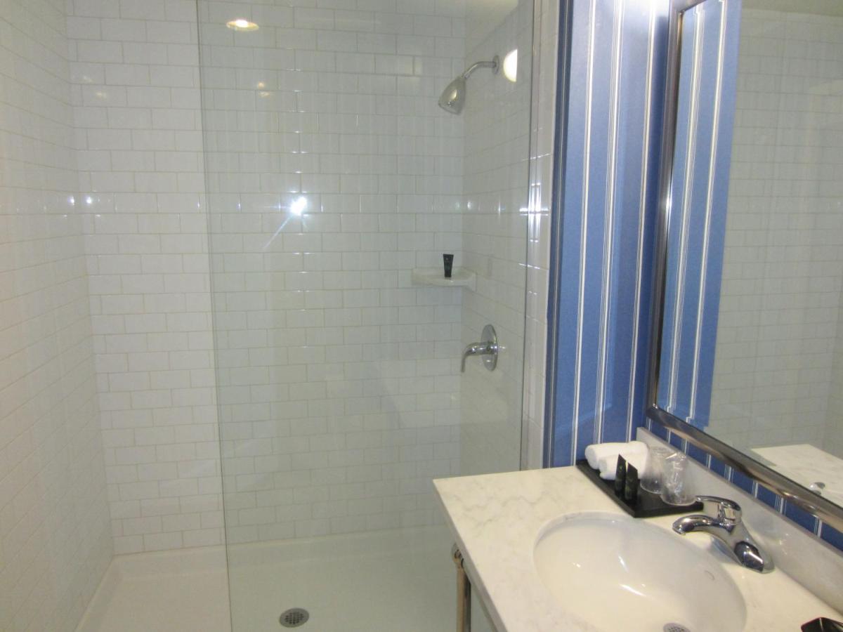 Deluxe Double Room with Two Double Beds at University Plaza Waterfront Hotel