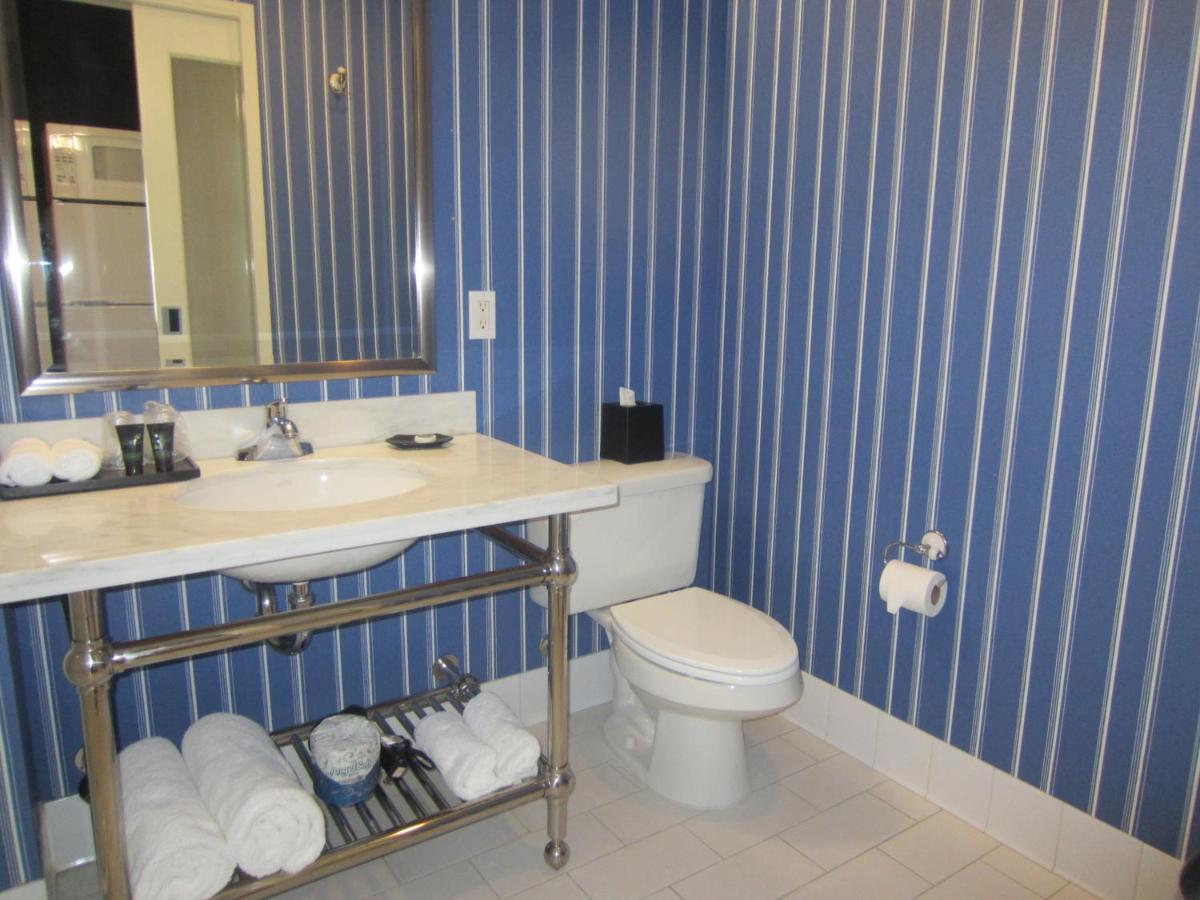 Deluxe Double Room with Two Double Beds at University Plaza Waterfront Hotel