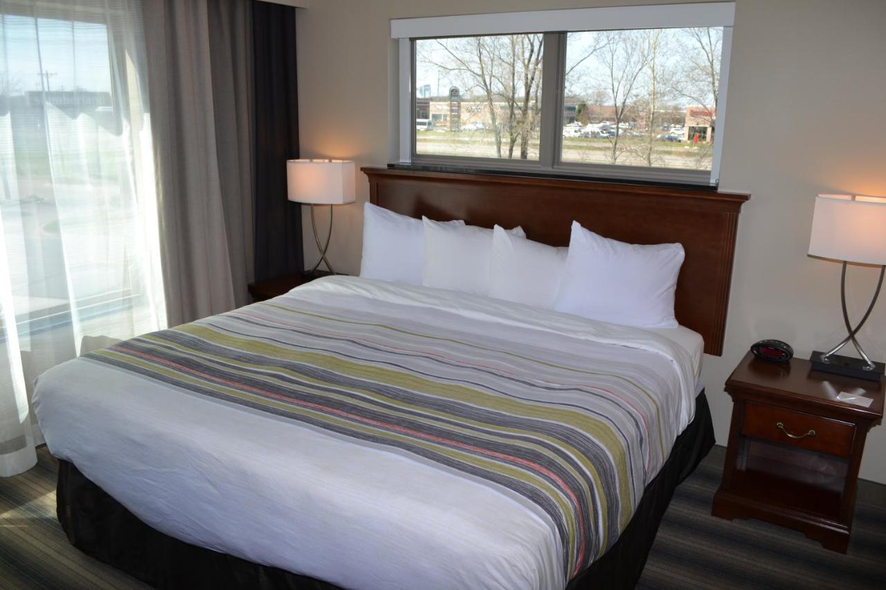 One-Bedroom King Suite with Sofa Bed at Country Inn & Suites by Radisson Roseville - St. Paul