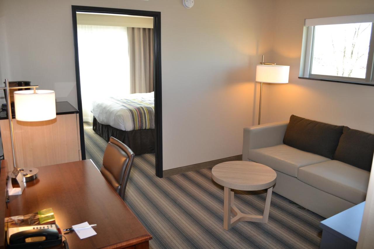 One-Bedroom King Suite with Sofa Bed at Country Inn & Suites by Radisson Roseville - St. Paul