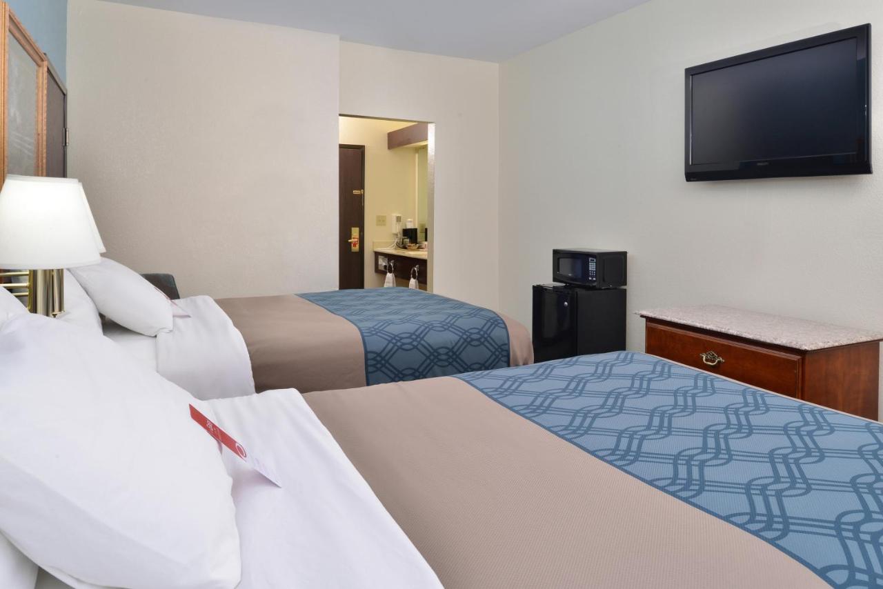 Double Room with Two Double Beds - Smoking at Econo Lodge Inn & Suites Shelbyville