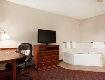 King Suite with Hot Tub - Non-Smoking at Baymont by Wyndham Sioux Falls