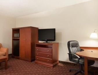King Room - Non-Smoking at Baymont by Wyndham Sioux Falls