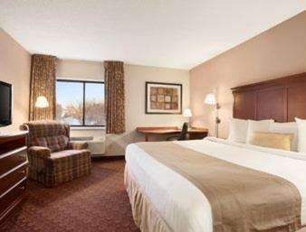 King Room - Non-Smoking at Baymont by Wyndham Sioux Falls