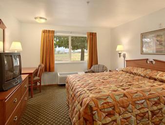 King Room - Non-Smoking at Super 8 by Wyndham Cloverdale Wine Country