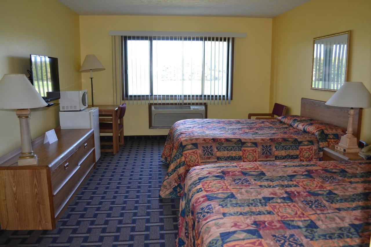 Queen Room with Two Queen Beds at Sky Lodge Inn & Suites