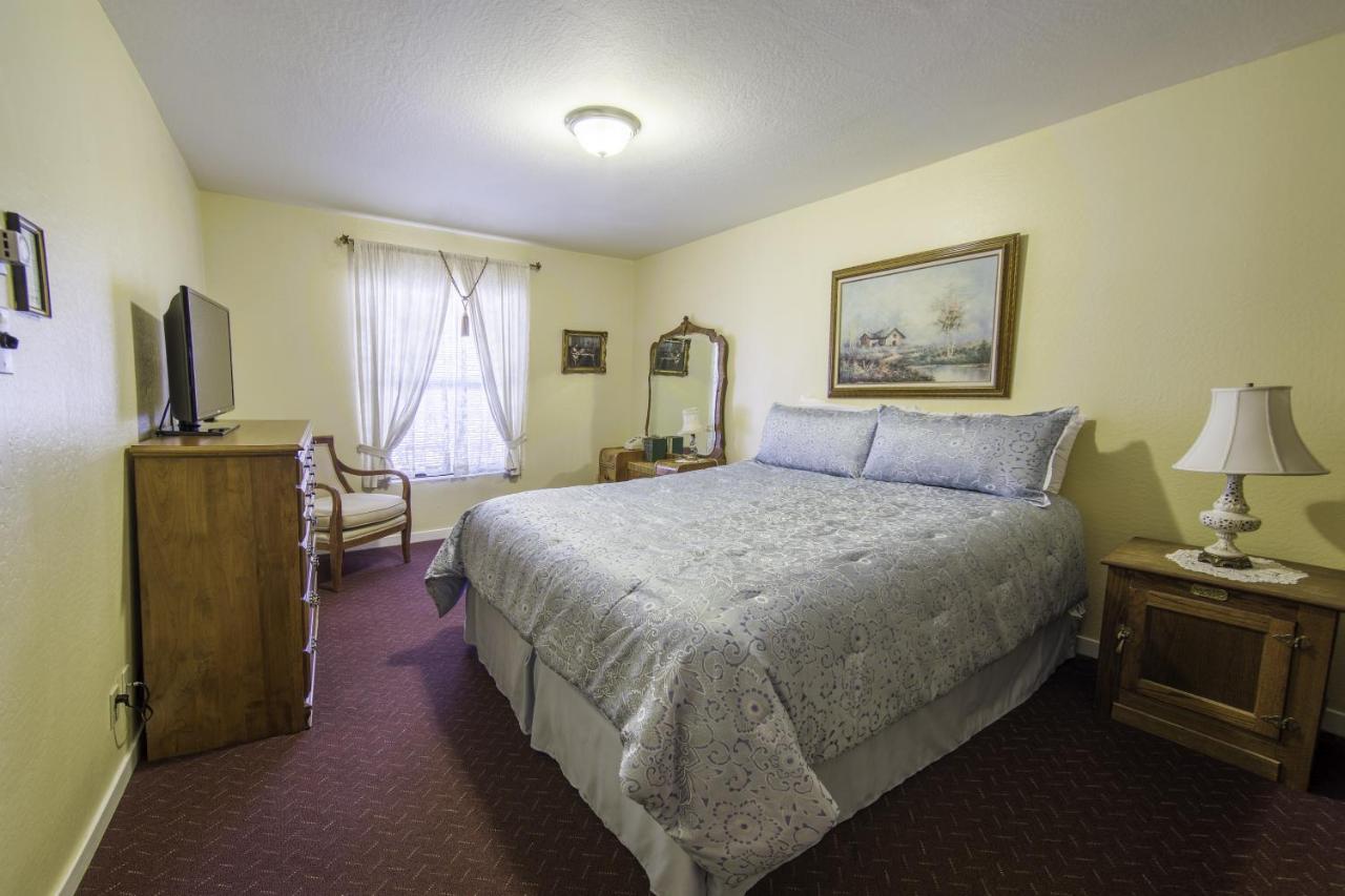 Deluxe King Room at Historic Cary House Hotel