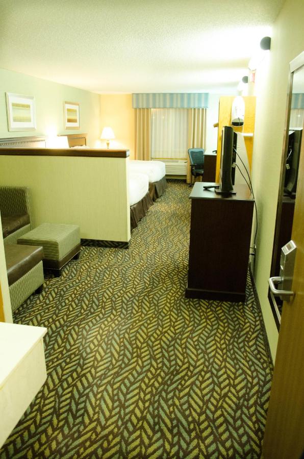 Queen Suite at Fireside Inn and Suites