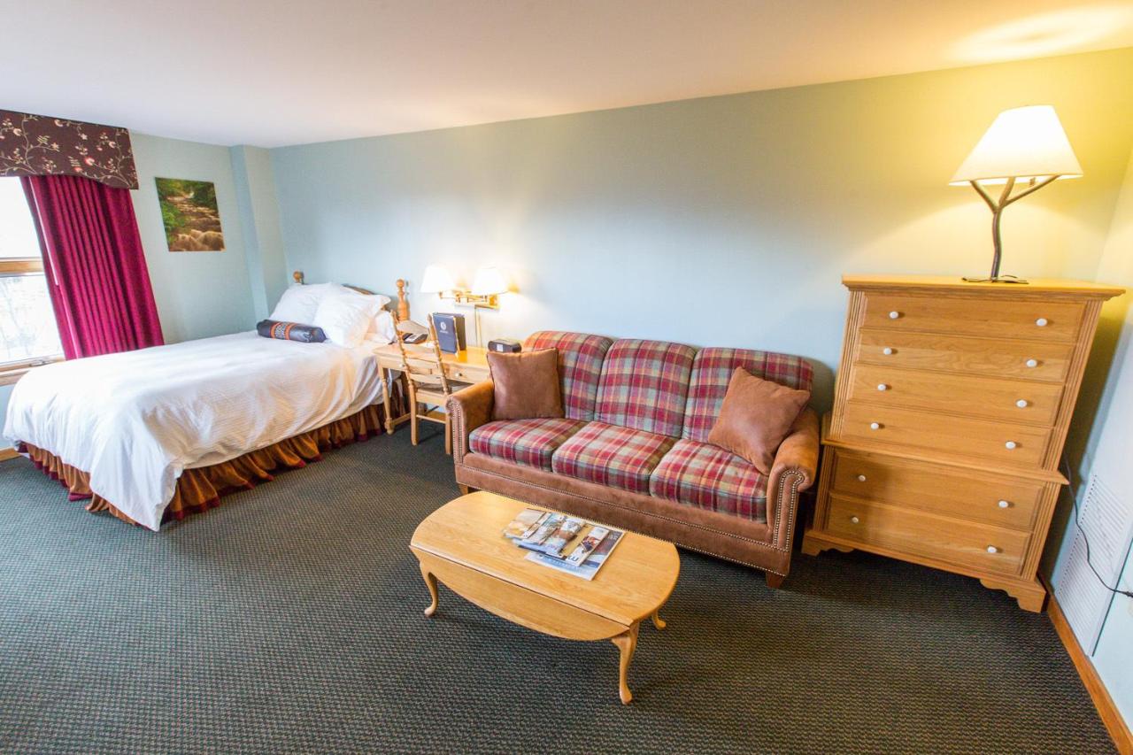 Superior Queen Room with Sofa at Sugarloaf Mountain Hotel
