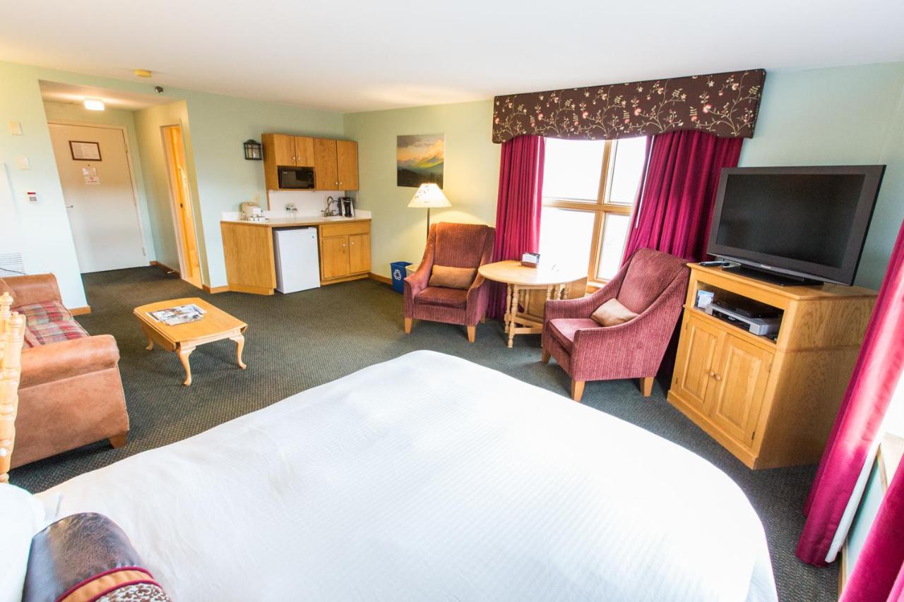 Superior Queen Room with Sofa at Sugarloaf Mountain Hotel