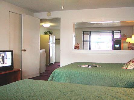 Suite with Two Double Beds - Lake View at Lake Roy Beach Inn