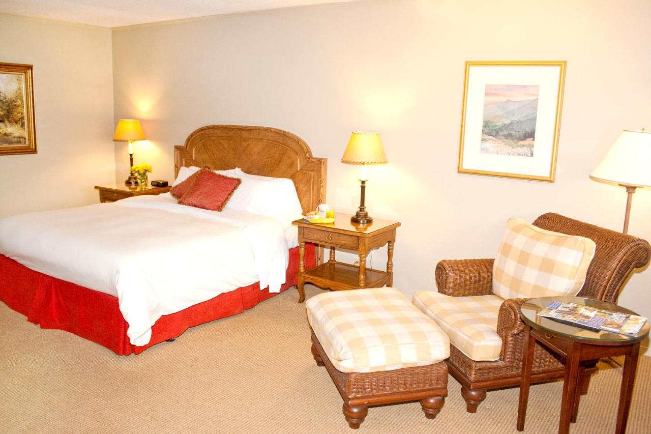 King Room at The Lodge at Riverside
