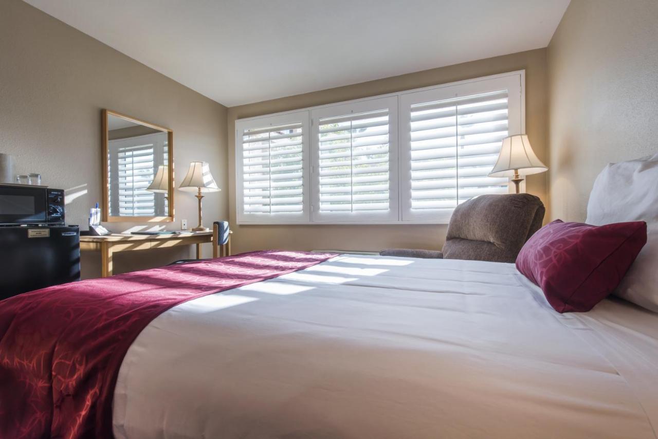Deluxe Double Room with Two Double Beds at Grand Vista Hotel
