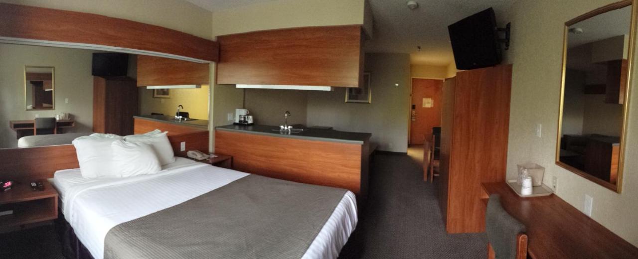 Queen Studio Suite - Non-Smoking at Microtel Inn & Suites by Wyndham Beckley East