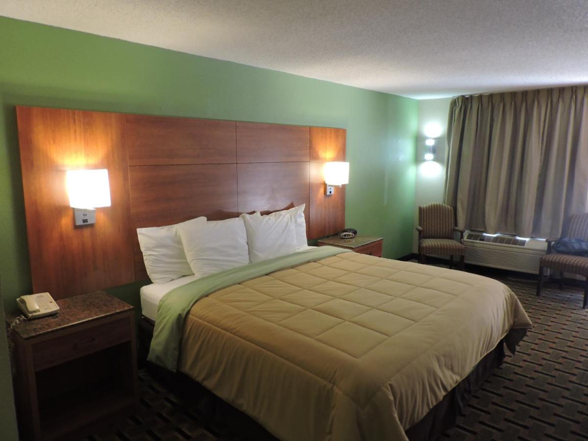King Room - Non-Smoking at La Quinta Inn & Suites by Wyndham Hickory