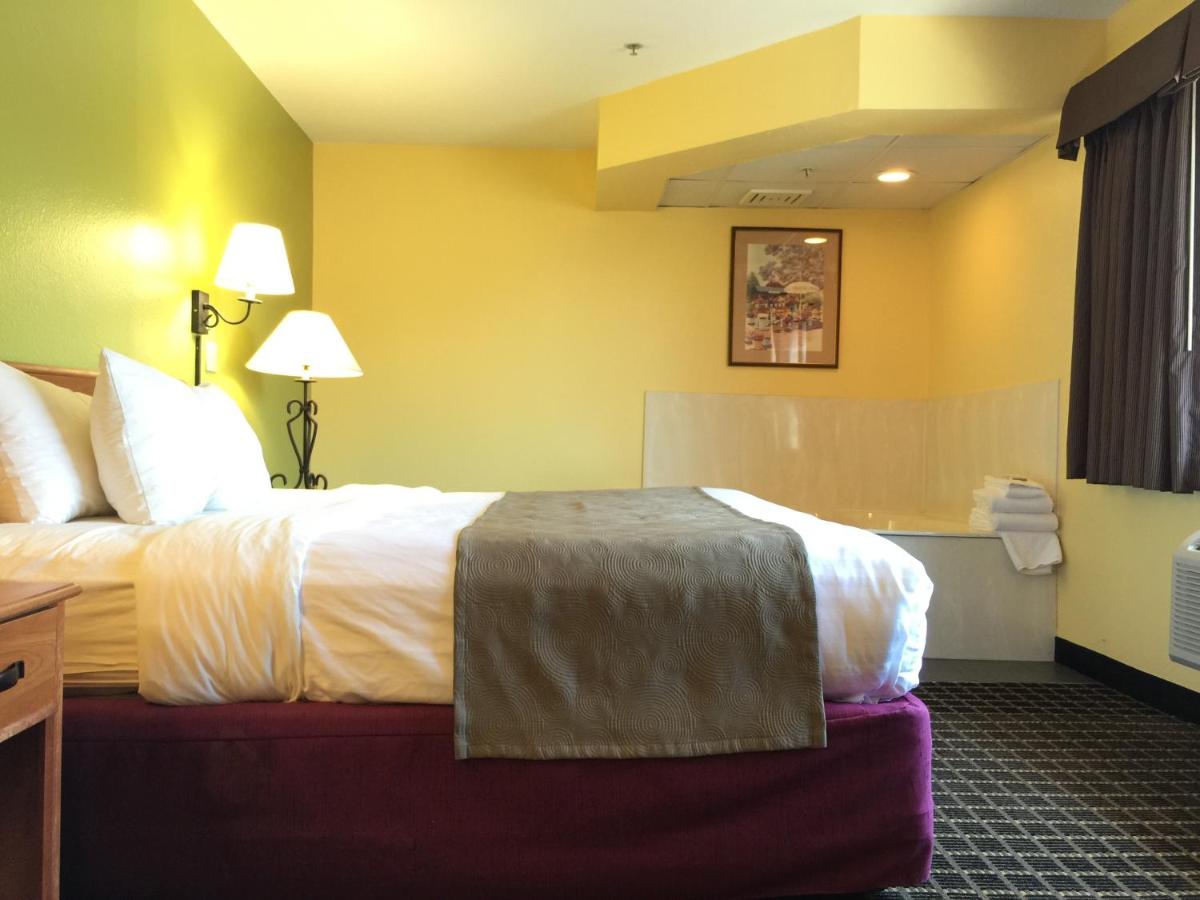 Suite with Hot Tub - Non-Smoking at Quality Inn & Suites Harrington - Milford