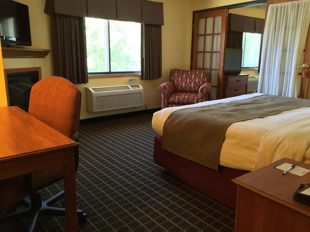 Suite with Hot Tub - Non-Smoking at Quality Inn & Suites Harrington - Milford