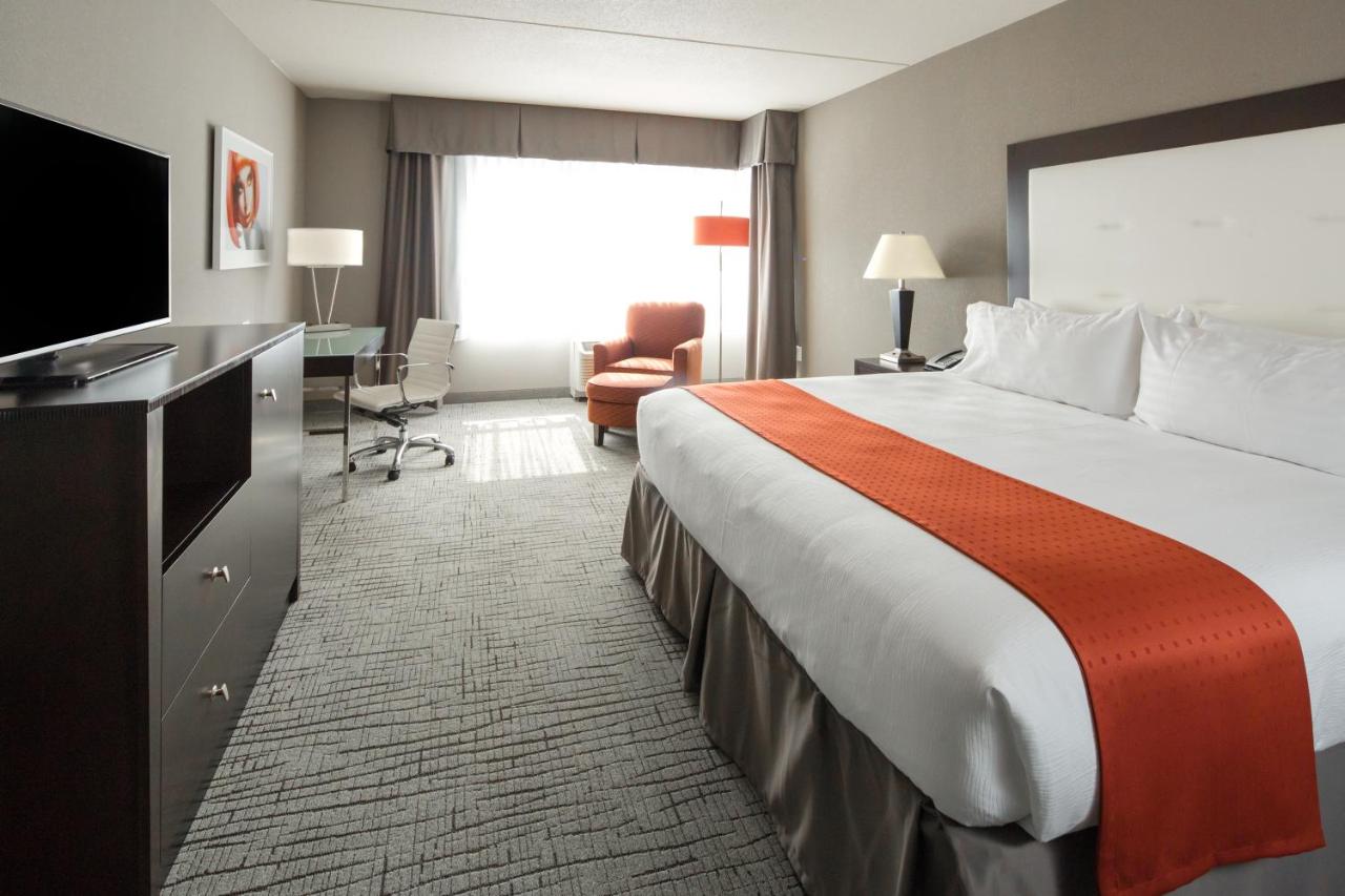 King Suite - Disability Access Roll in Shower/Non-Smoking at Holiday Inn Hotel & Suites Davenport by IHG