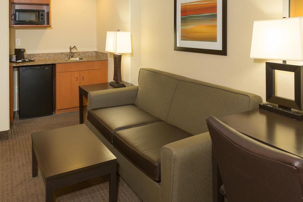 Executive Queen Suite at Holiday Inn Express & Suites Jacksonville Airport by IHG