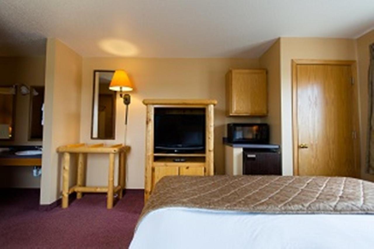 Queen Room with Sofa Bed at Cranberry Country Lodge